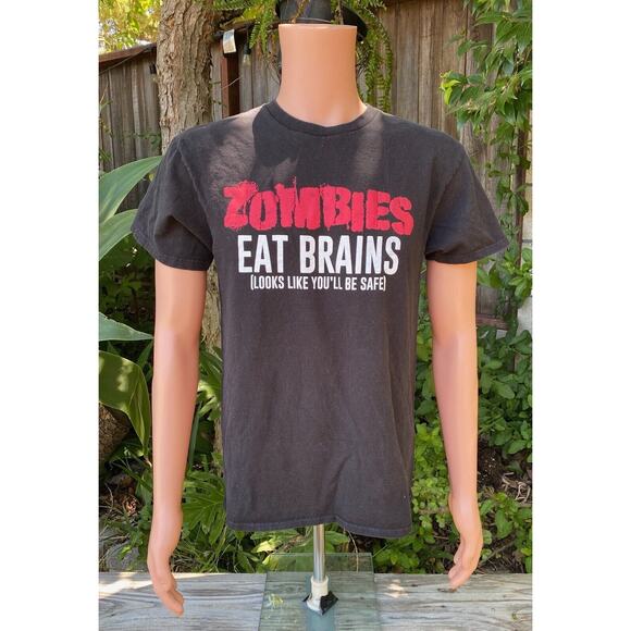 Y2K ZOMBIES EAT BRAINS LOOKS LIKE YOU'LL BE SAFE T-Shirt MEN'S Size Medium - Picture 1 of 7